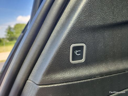 Used 2025 Chrysler Pacifica Select FWD image 19