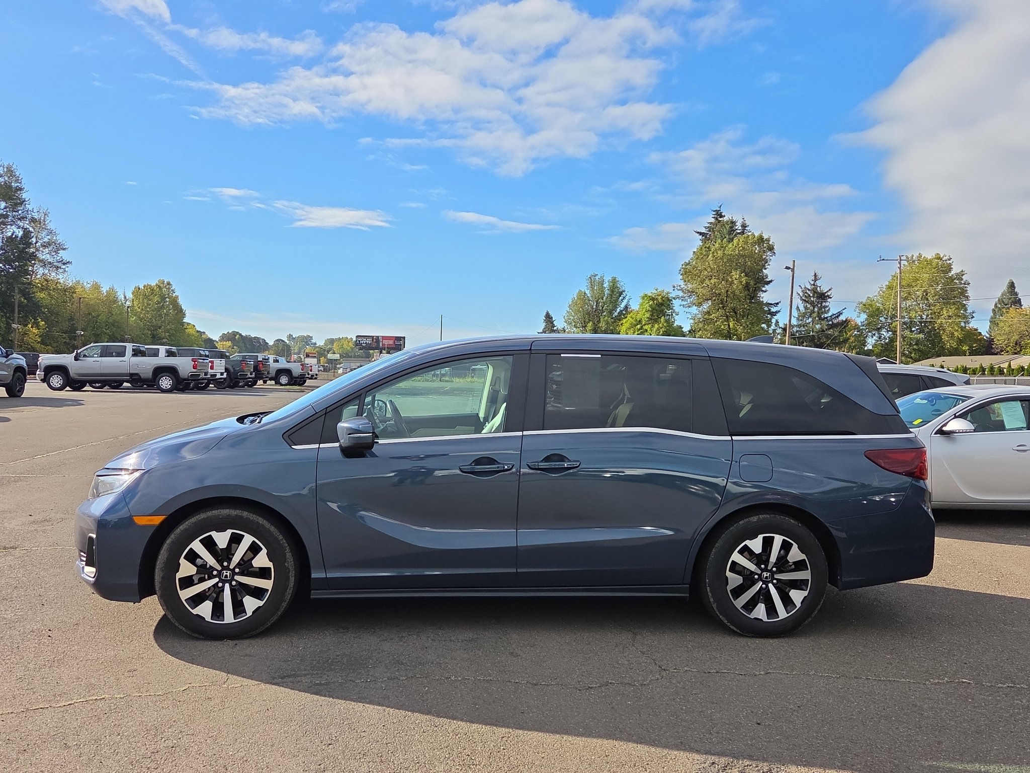 Used 2025 Honda Odyssey EX-L image 2