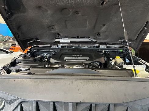 Used 2016 Jeep Wrangler Unlimited Rubicon w/ Connectivity Group AWD/4WD image 26