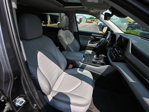 Used 2024 Toyota Highlander XLE AWD/4WD image 24