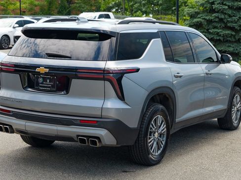 Used 2024 Chevrolet Traverse LT AWD/4WD image 7