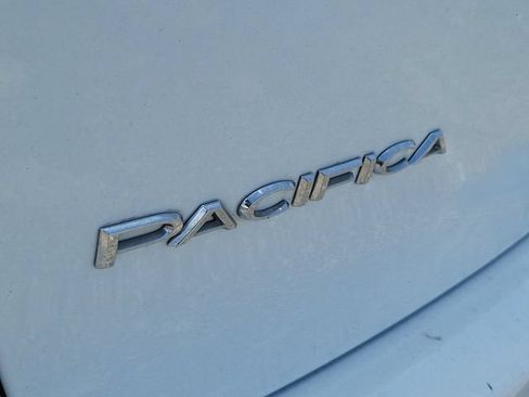 Used 2023 Chrysler Pacifica Touring-L FWD image 6