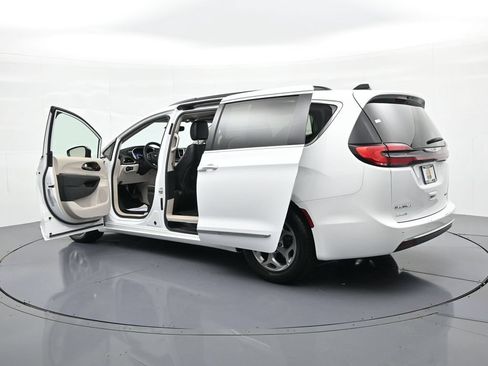 Used 2023 Chrysler Pacifica Limited FWD image 23