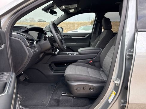 Used 2025 GMC Acadia Elevation image 12