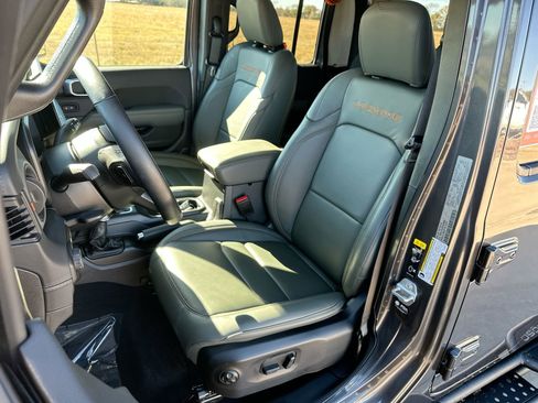 Used 2025 Jeep Gladiator Mojave w/ Convenience Group image 11