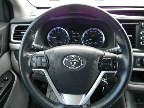 Used 2018 Toyota Highlander Plus AWD/4WD image 11
