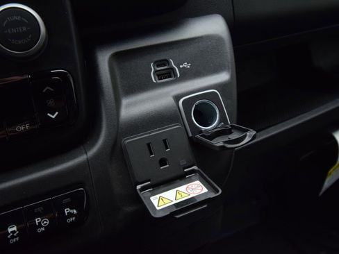 New 2026 RAM ProMaster 2500 w/ Crew Van Package image 23