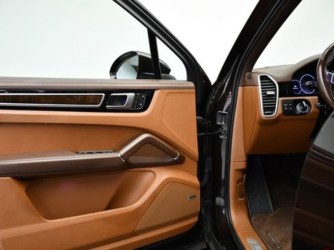 Used 2023 Porsche Cayenne Platinum Edition image 35