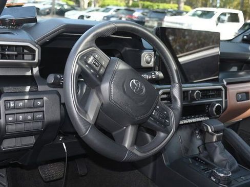 Used 2025 Toyota 4Runner Limited AWD/4WD image 4