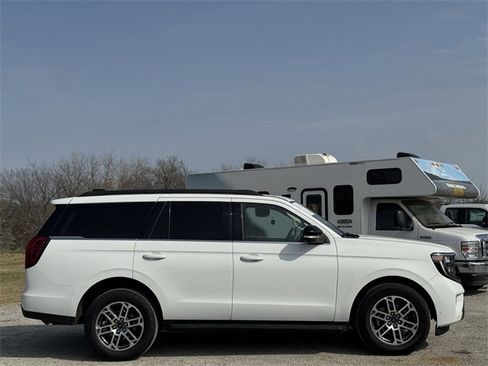Used 2025 Ford Expedition Active image 3