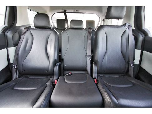 Used 2022 Kia Carnival EX FWD image 15