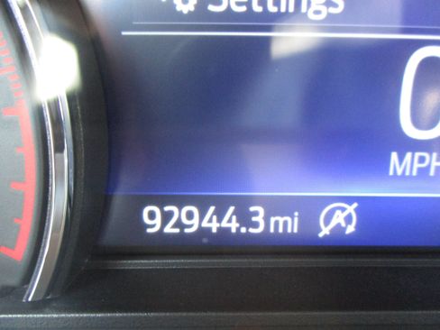 Used 2020 Ford Explorer XLT w/ Equipment Group 202A AWD/4WD image 18