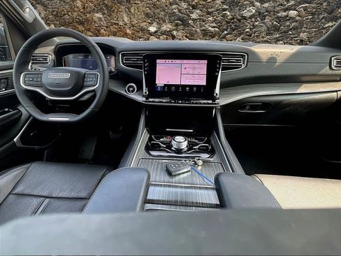 Used 2024 Jeep Wagoneer Series III image 15