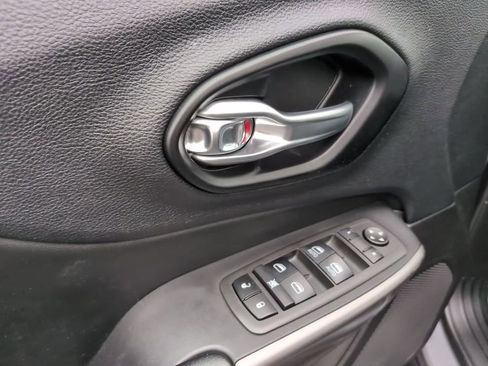 Used 2021 Jeep Cherokee Latitude Plus image 13