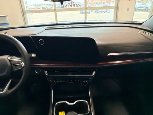 Used 2025 Chevrolet Traverse Z71 w/ LPO, Floor Liner Package AWD/4WD image 24