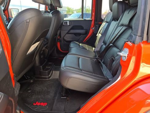 Used 2019 Jeep Wrangler Unlimited Sahara w/ Dual Top Group AWD/4WD image 30