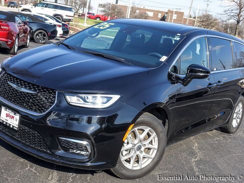 Used 2025 Chrysler Pacifica Select image 5