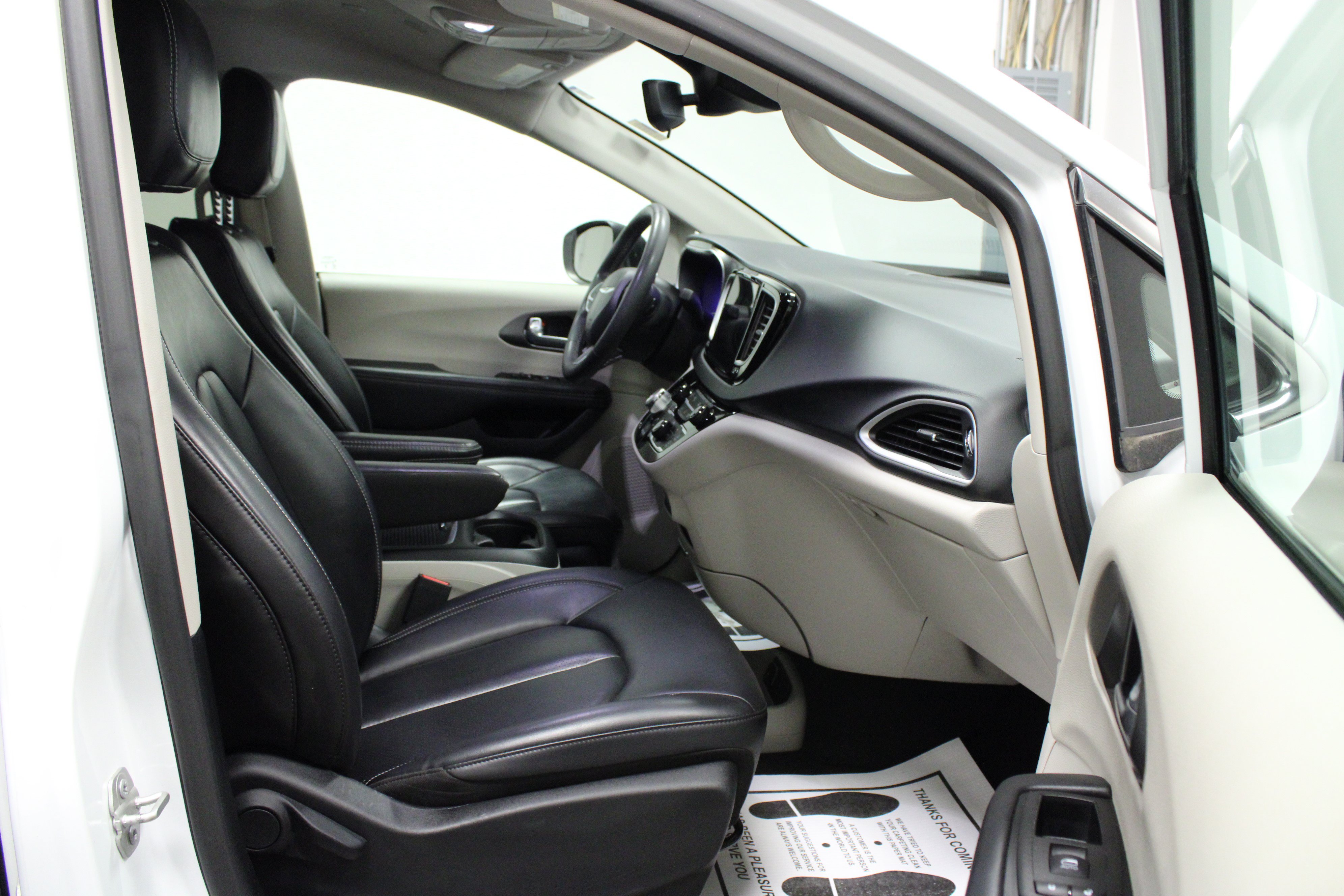 Used 2023 Chrysler Pacifica Touring-L FWD image 17