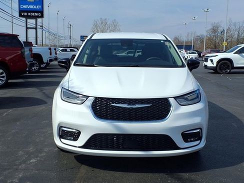 Used 2024 Chrysler Pacifica Touring-L image 20