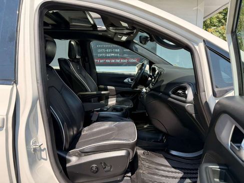 Used 2019 Chrysler Pacifica Limited w/ Advanced Safetytec Group FWD image 24