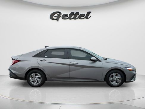Certified 2024 Hyundai Elantra SE FWD image 4