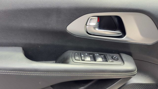 Used 2020 Chrysler Pacifica Touring w/ S Appearance Package FWD image 25