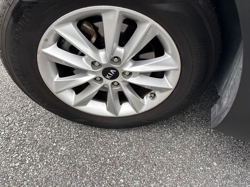 Used 2019 Kia Sorento L FWD image 4