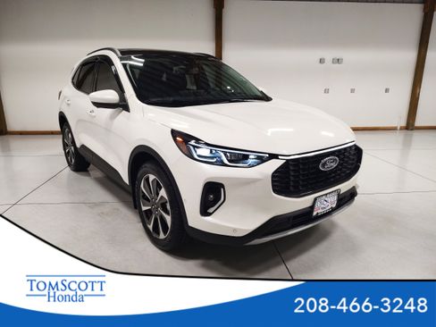 Used 2023 Ford Escape Platinum w/ Premium Technology Package AWD/4WD image 1