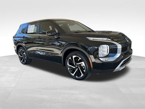 Used 2024 Mitsubishi Outlander SE image 2