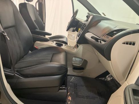 Used 2019 Dodge Grand Caravan SXT image 25