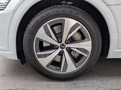 Used 2024 Audi Q8 e-tron Premium image 27