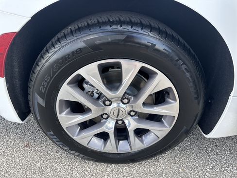 Used 2024 Chrysler Pacifica Pinnacle FWD image 18