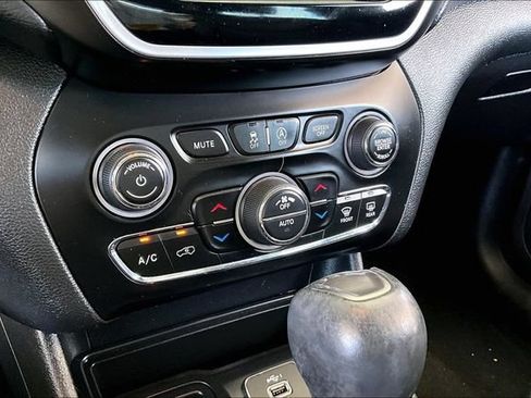 Used 2020 Jeep Cherokee Limited FWD image 23