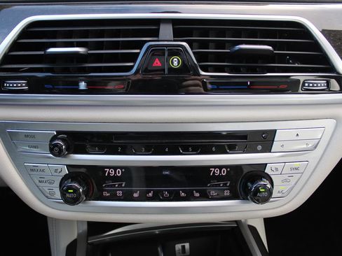 Used 2018 BMW 750i xDrive image 19