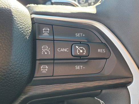 Used 2023 Jeep Grand Cherokee L Laredo image 25