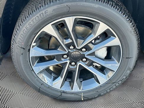 New 2025 Jeep Grand Cherokee Overland w/ Luxury Tech Group IV AWD/4WD image 18