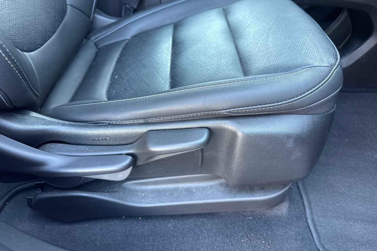 Used 2023 Chevrolet Bolt LT w/ Infotainment Package FWD image 24