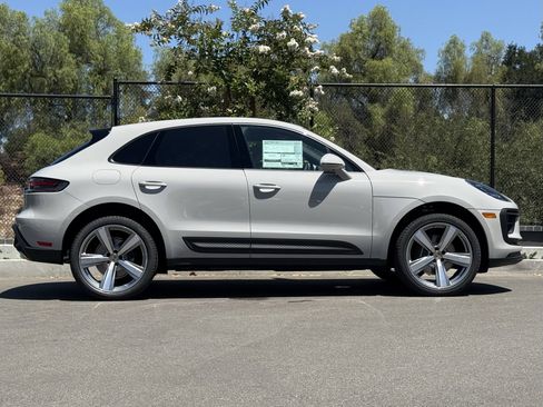 Used 2025 Porsche Macan Loaner image 8
