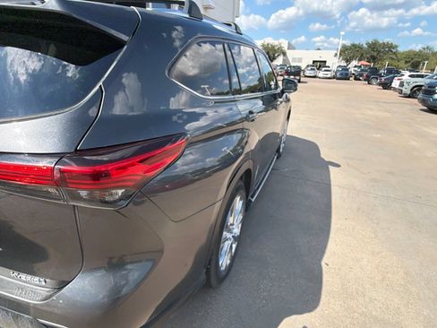 Used 2020 Toyota Highlander Limited FWD image 4