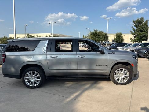 Used 2024 Chevrolet Suburban High Country w/ Premium Package AWD/4WD image 4