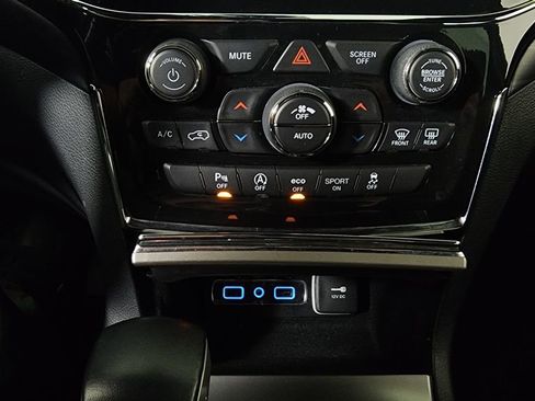 Used 2022 Jeep Grand Cherokee Laredo X image 23