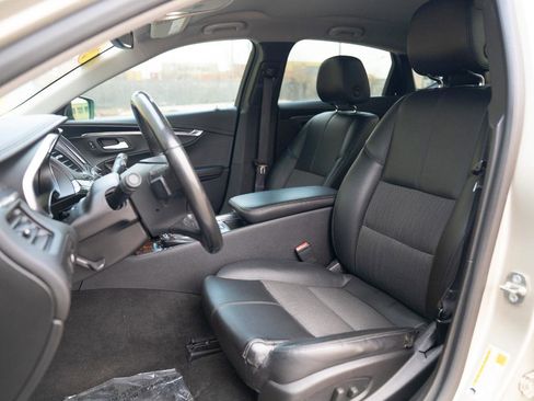 Used 2015 Chevrolet Impala LT w/ Convenience Package image 21