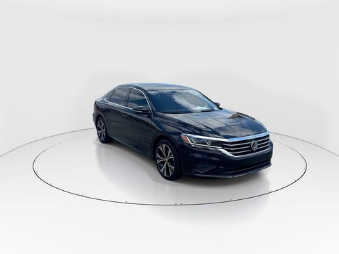 Used 2022 Volkswagen Passat 2.0T SE FWD image 2