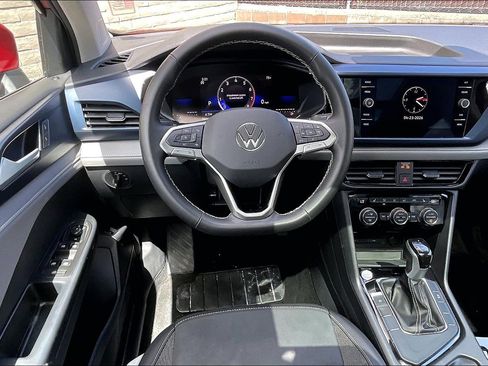 Certified 2024 Volkswagen Taos SE FWD image 4