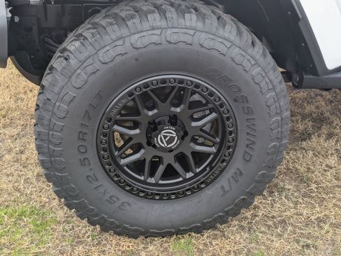 Used 2025 Jeep Gladiator Sport image 9