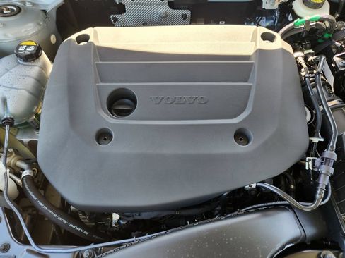 Used 2025 Volvo XC40 B5 Plus AWD/4WD image 20