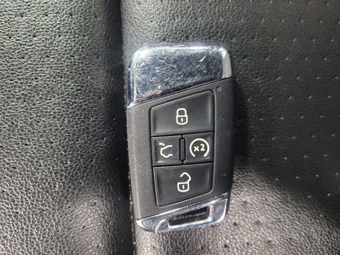 Used 2021 Volkswagen Atlas Cross Sport SE w/ V6 Towing Package image 32