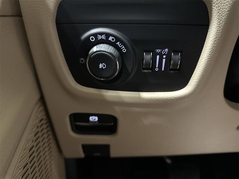 Used 2023 Jeep Grand Cherokee Limited image 18