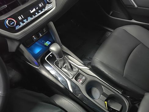 Used 2022 Toyota Corolla Cross XLE image 27