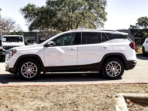 Used 2024 GMC Terrain SLT image 8